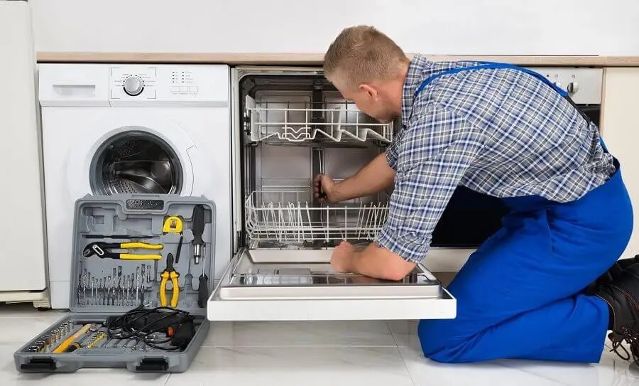 Söğütlü Gaggenau servisi teknisyen ekibi beyaz eşya tamiri yaparken